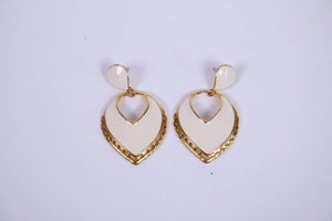 Vtg cream/gold earrings